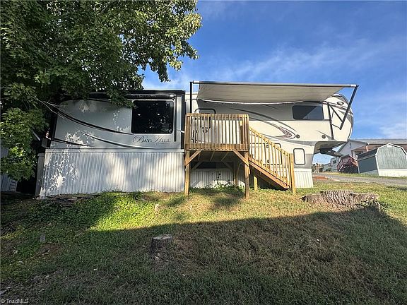 3rd image of 122 Eagle Dr