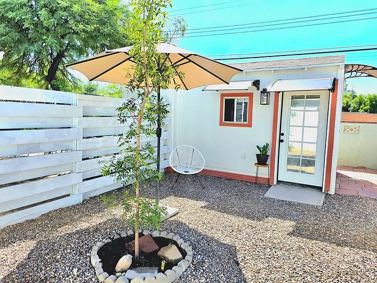E Scarlett St — Photo 1