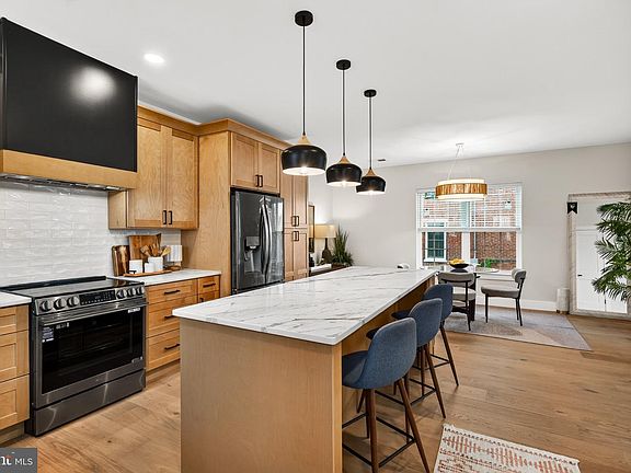 4th image of 216 N New St
