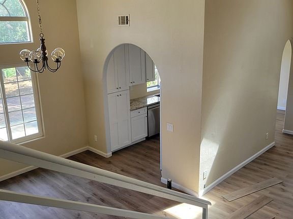 dinning room leading to kitchen