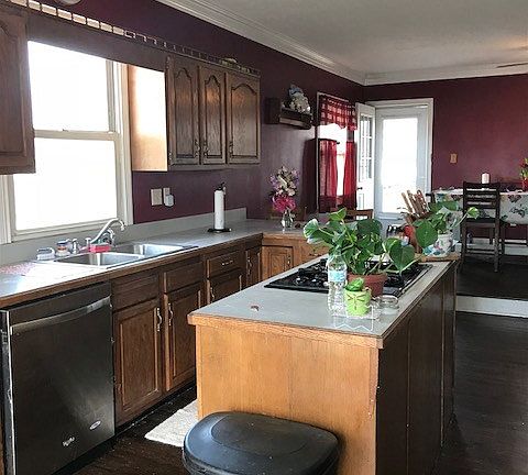 3rd image of 715 Old Main St