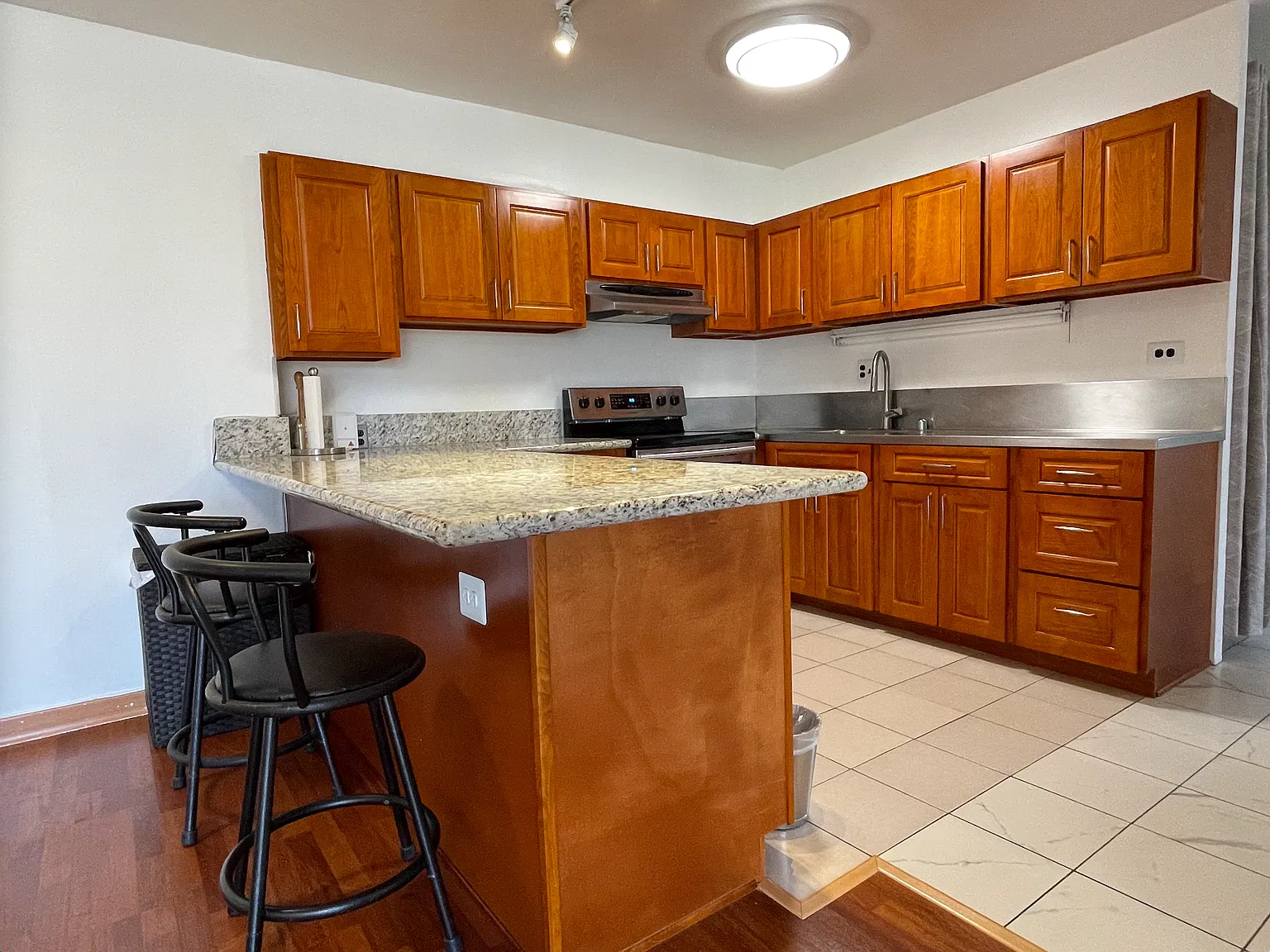 2 bed, 929 sqft, $2,900 — Photo 2