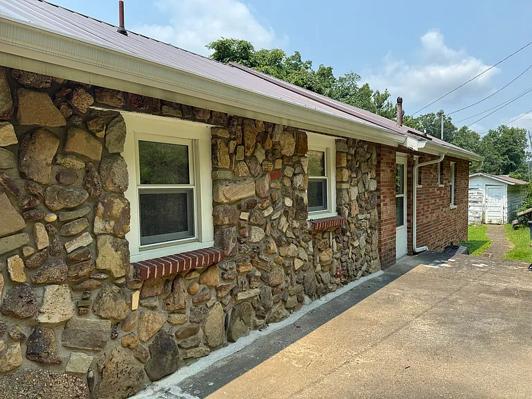 3076 Skyview Dr — Photo 3