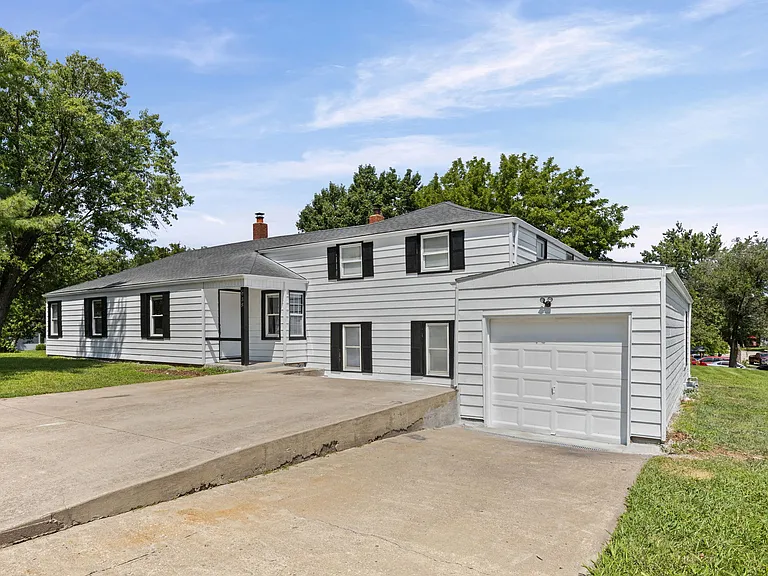 938 Locust Ave — Photo 2