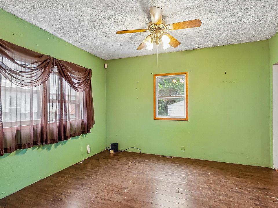 7th image of 2814 E Walnut St