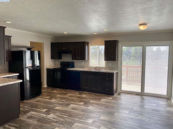3rd image of 924 Empire Dr