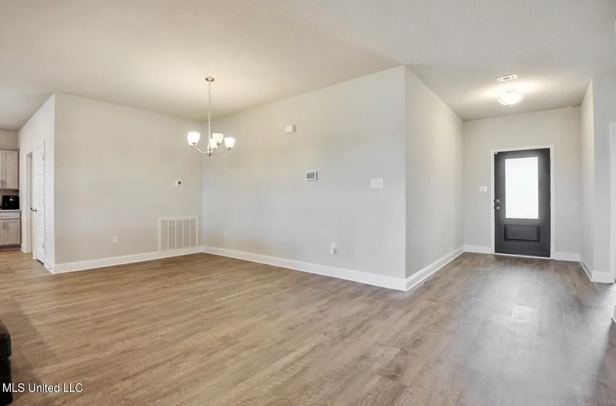 4 bed, 2304 sqft, $2,800 — Photo 4