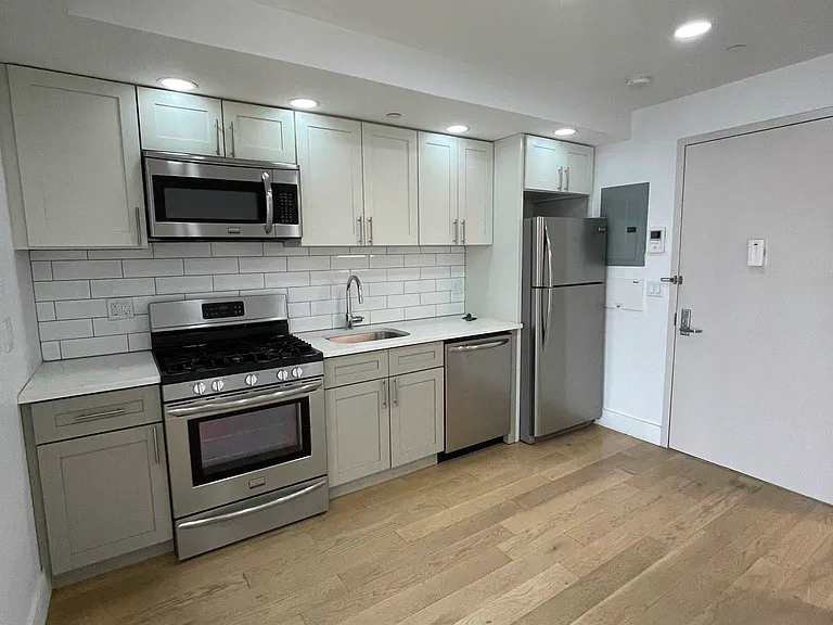 25-10 38th Ave #3C — Photo 2