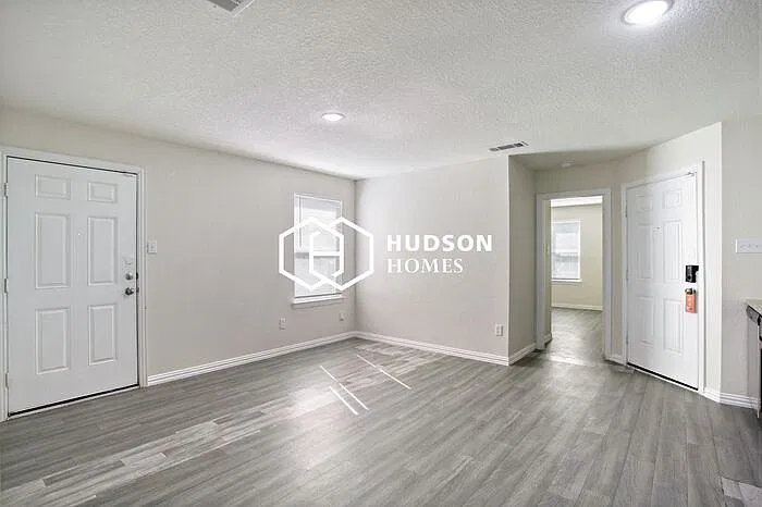 3 bed, 2.0 bath, 872 sqft, $1,025 — Photo 3