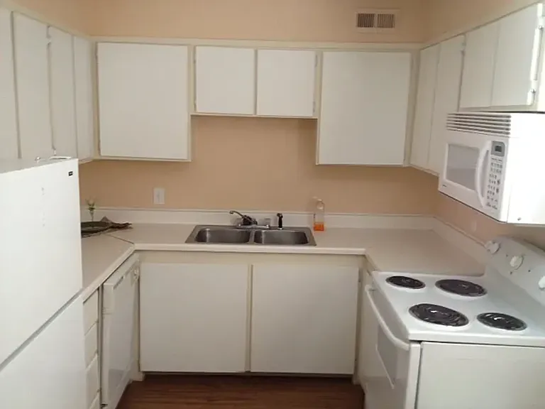 Candlewood Apartments — Photo 3