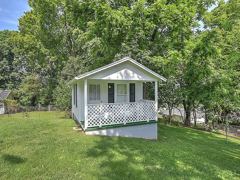1050 Delawana St — Photo 17