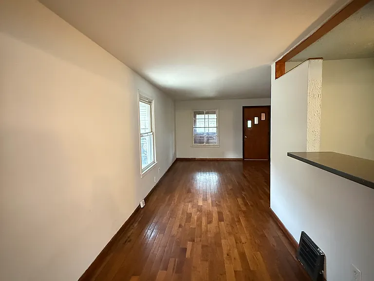 1427 E 252nd St — Photo 5