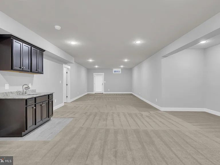 2233 N Underwood St — Photo 46