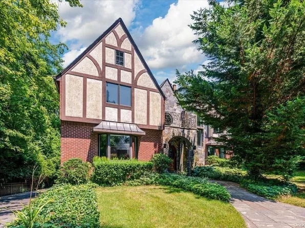 4 Mirrielees Circle, Great Neck, NY 11021