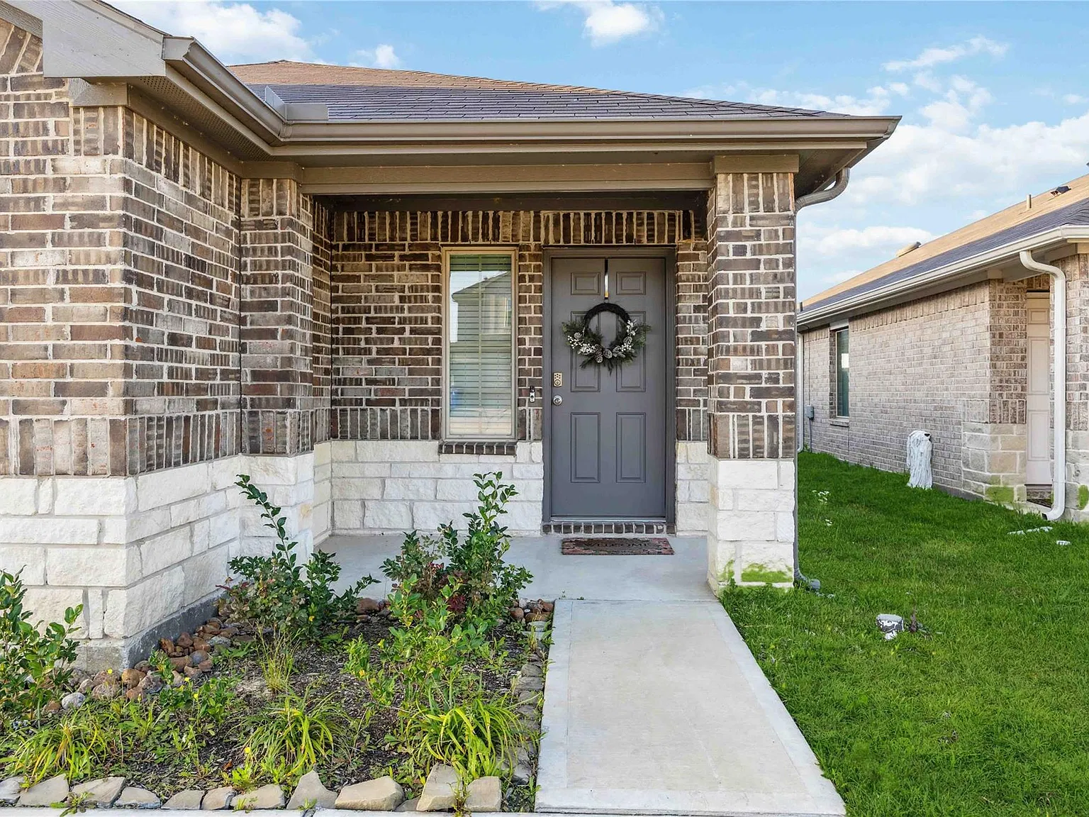 3 bed, 2.0 bath, 1372 sqft, $2,000 — Photo 3