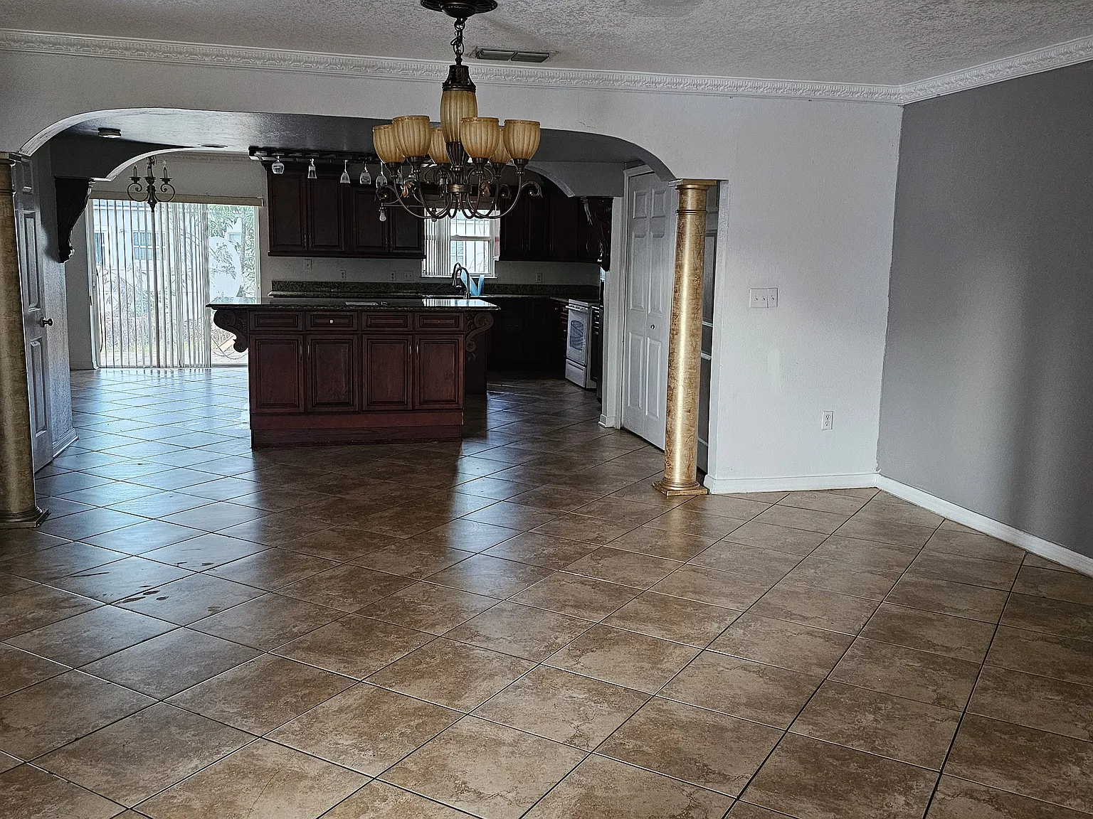 6 bed, 4.5 bath, 3836 sqft, $2,500 — Photo 2
