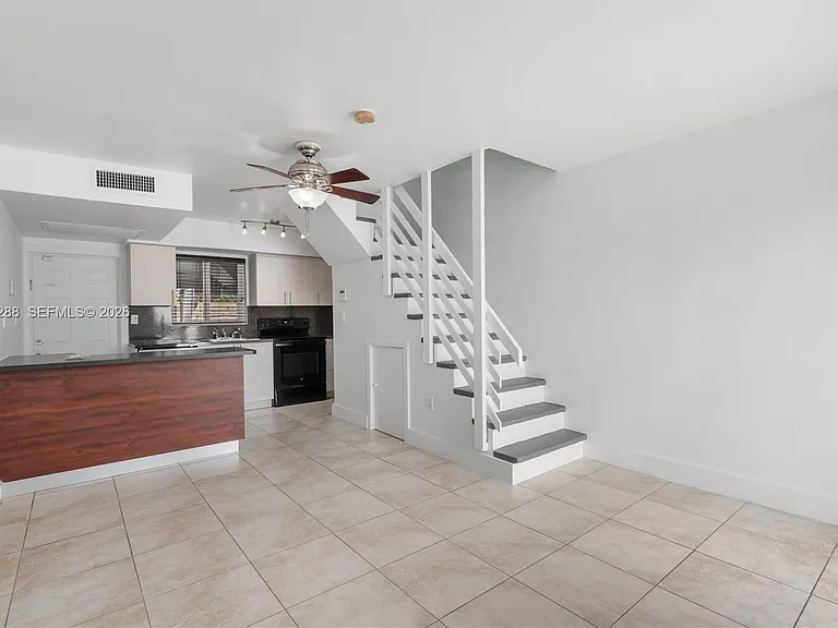 932 SW 6th St #5 — Photo 2