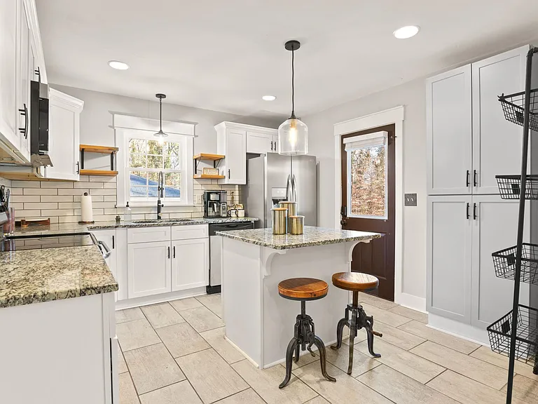 Centra Villa Dr SW — Photo 4