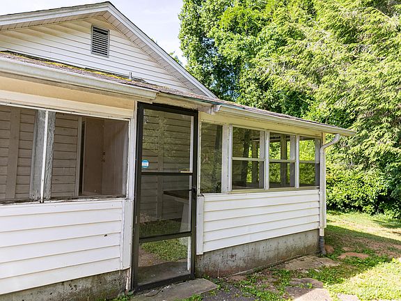 2nd image of 115 E Parker Rd