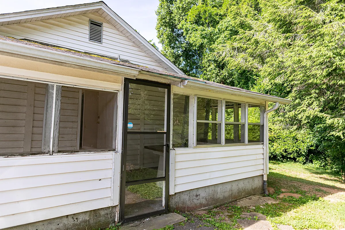 Building Photo - 115 E Parker Rd