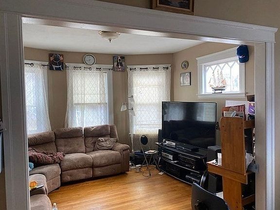 5th image of 104 Sterling St