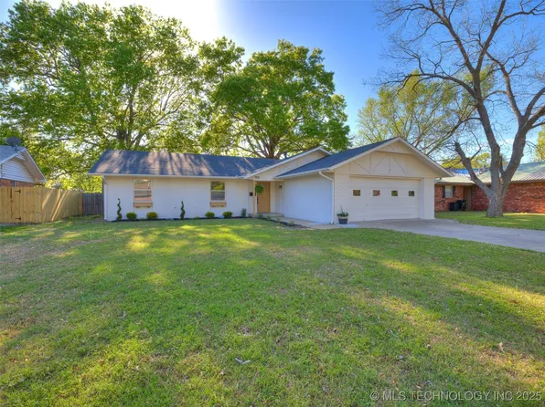 904 Colonial Dr, Pryor, OK 74361