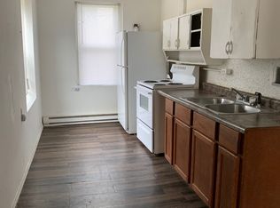 320 E 8th St APT 1, Waterloo, IA 50703