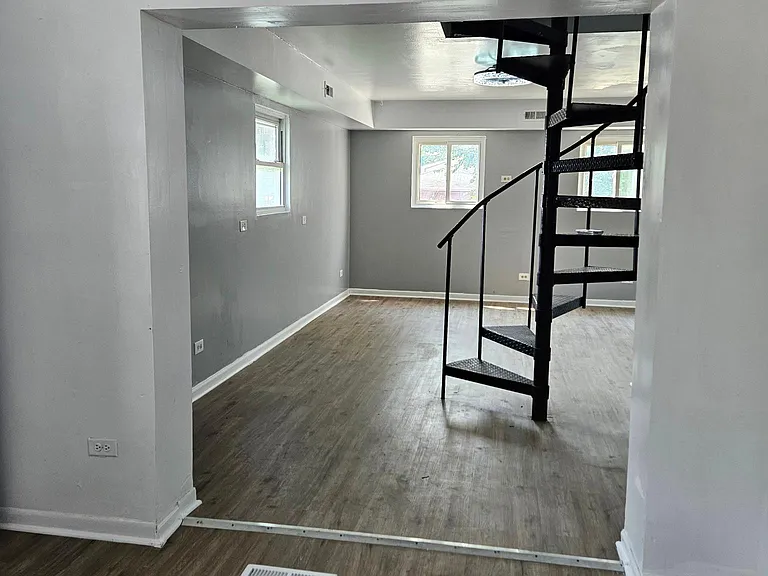 9258 S Parnell Ave — Photo 10