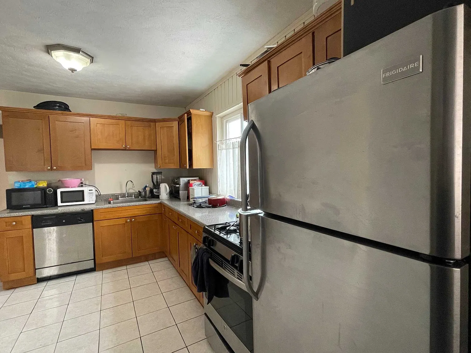 4 bed, $3,185 — Photo 2