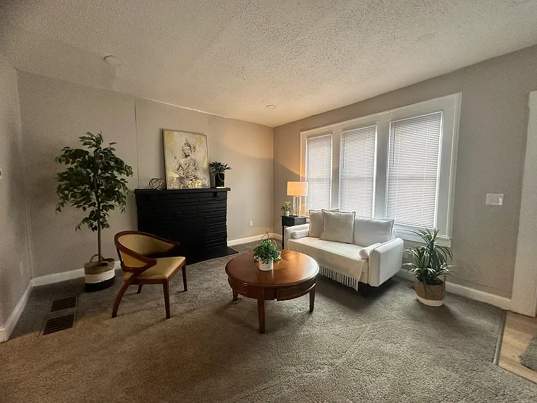 374 S Warren Ave — Photo 10