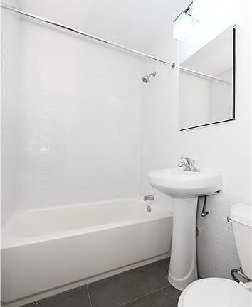 5th image of 225 W 14th St APT 5F