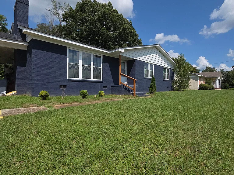 1387 E Jefferson St — Photo 2