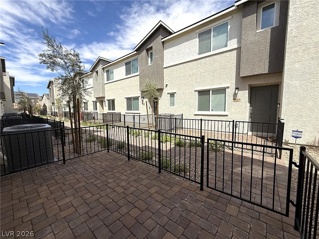 4 bed, 3.0 bath, 1576 sqft, $2,140 — Photo 4