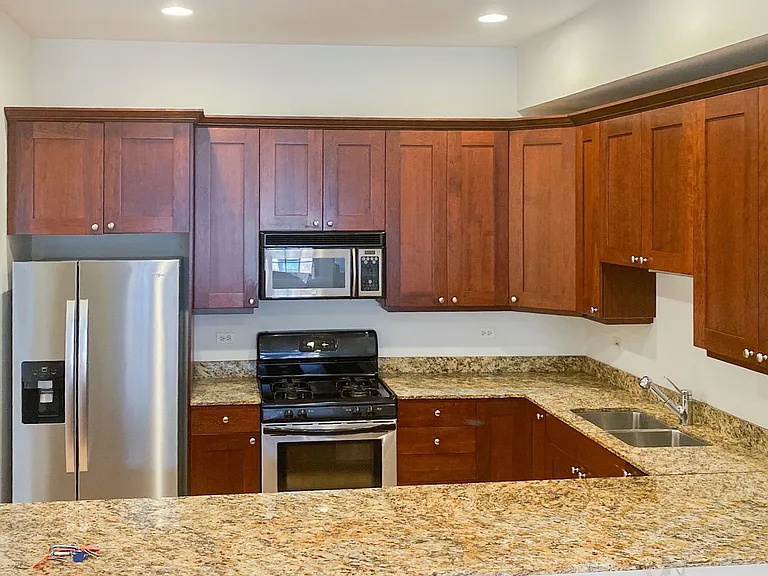 3338 N Sheffield Ave — Photo 8