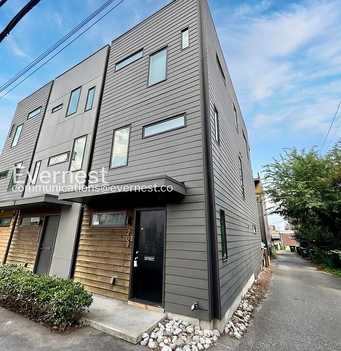 209 Robinson Square Aly