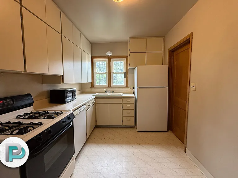221 2nd St NE #3 — Photo 5