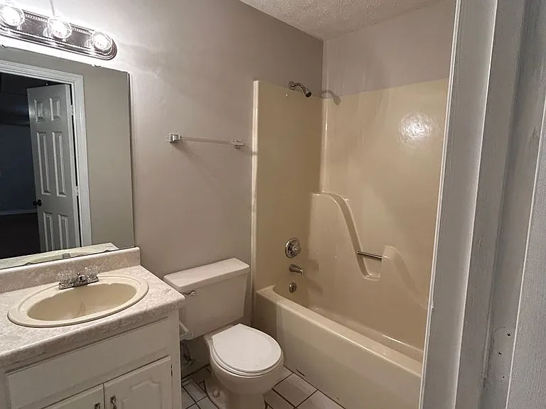 901 Locke Dr — Photo 23