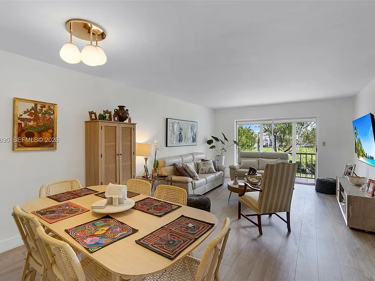 950 Hillcrest Dr #212 — Photo 2