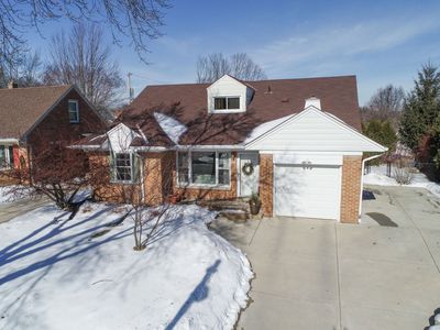 6804 W Lloyd St, Wauwatosa, WI, 53213