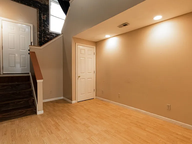 214 Wall St — Photo 17