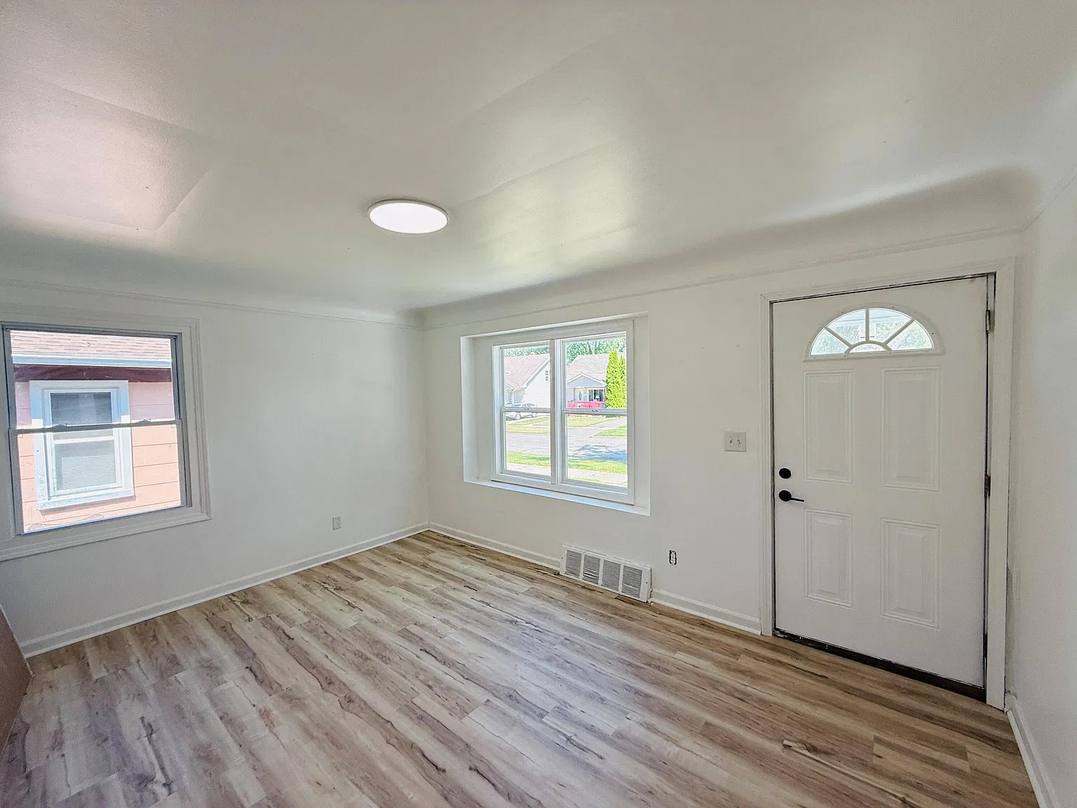 3 bed, 1.0 bath, 865 sqft, $1,500 — Photo 2