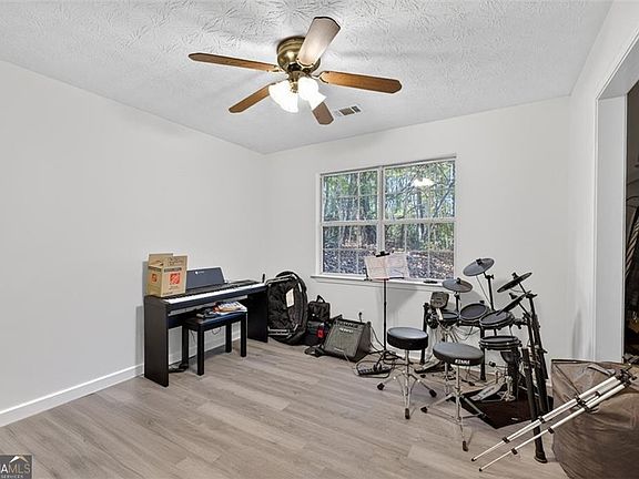 5th image of 494 Spring St