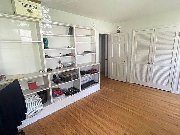 3rd image of 9 Willow Spring Cir