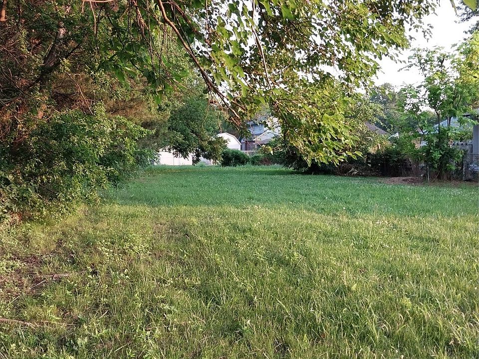 2nd image of 822 W 7th St