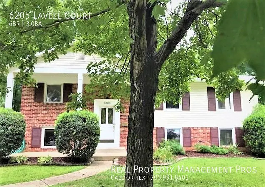 Beautiful 6 Bed/3Bath Single-Family Split-Level Home — Photo 2
