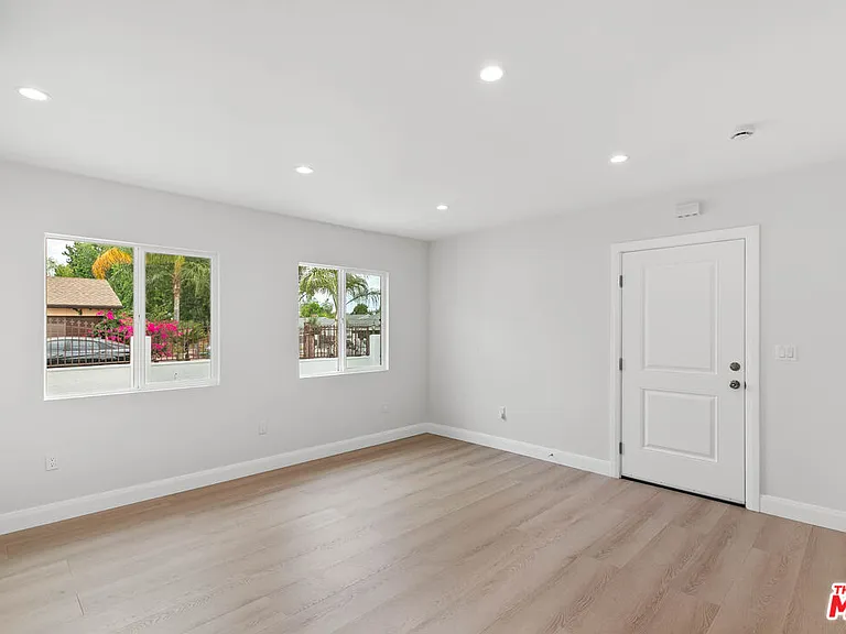 6930 Babcock Ave — Photo 5