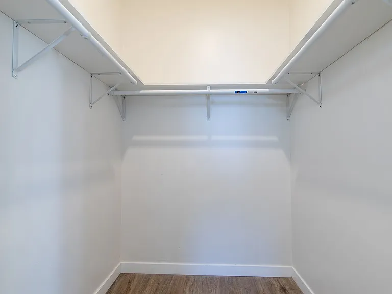 Charming Apartment with Urban Convenience — Photo 12