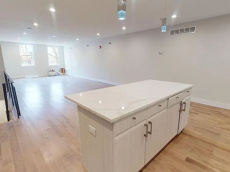 662 N 15th St #1 — Photo 8