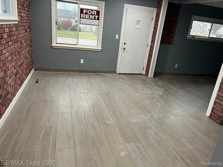 6365 Helen St — Photo 3