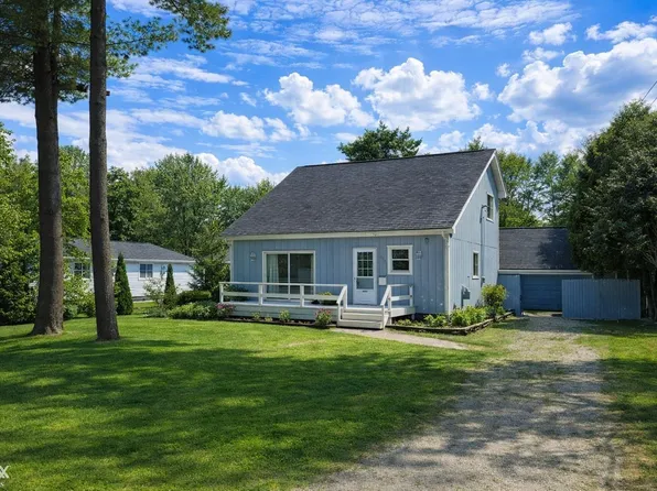 919 Smith St, Algonac, MI 48001